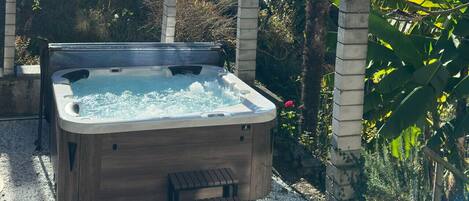 Bañera de hidromasaje exterior