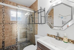 Serviettes fournies, savon, papier de toilette