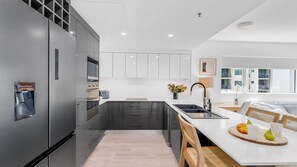 Refrigerador, microondas, horno y parrilla de estufa