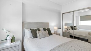2 chambres, bureau, fer et planche à repasser, accès au Wi-Fi (inclus)