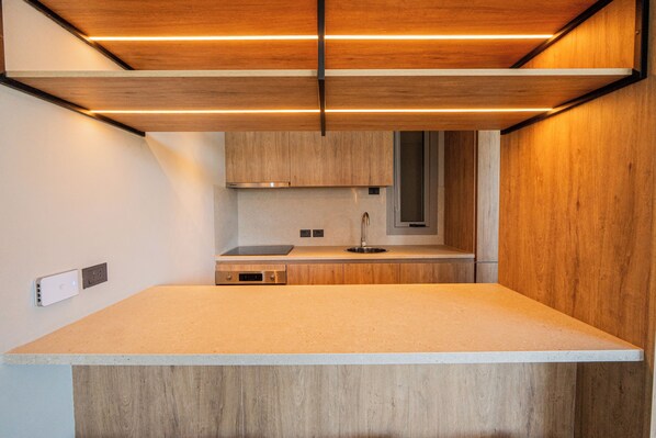 Comfort-Apartment, Balkon, Meerblick | Eigene Küche | Mini-Kühlschrank, Mikrowelle, Herdplatte, Kochgeschirr/Geschirr/Besteck