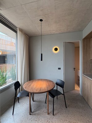 スタンダード ダブルルーム | セーフティボックス (室内)、WiFi (無料)