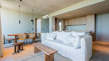 Appartamento, 3 camere da letto, vista mare | Area soggiorno | TV LED