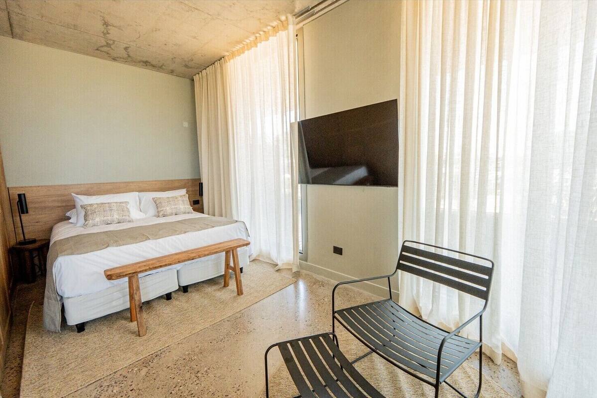 In-room safe, WiFi (free), bed sheets