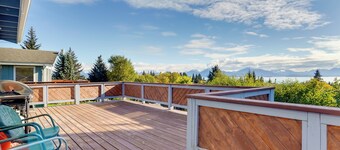 2 Mi to Bishop’s Beach: Mtn-View Escape w/ Deck