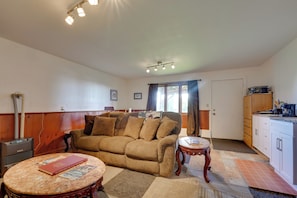 Téléviseur, lecteur de DVD, livres, sélection de films