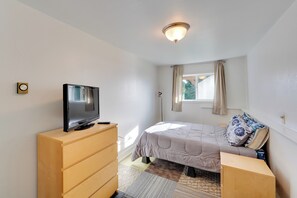 2 bedrooms, iron/ironing board, travel cot, Internet