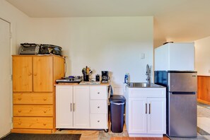 Refrigerador, microondas, cafetera y tetera y tostadora