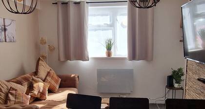 Taff Cottage - Stylish family friendly gateway by River Taff with free parking