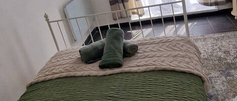 2 slaapkamers, een strijkplank/strijkijzer, wifi, beddengoed