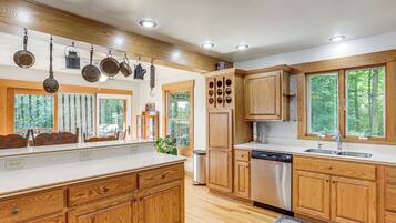 Fridge, microwave, stovetop, dishwasher