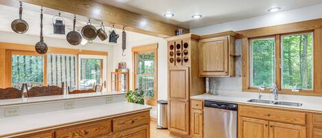 Fridge, microwave, stovetop, dishwasher