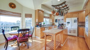 Unclassified image, 4 of 30, button - Mtn Views & Hot Tub: 4,300-Sq-Ft Oakland Retreat (Oakland)