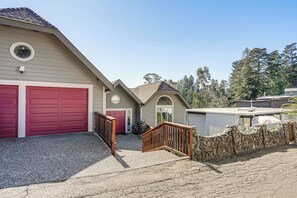 Exterior - Mtn Views & Hot Tub: 4,300-Sq-Ft Oakland Retreat (Oakland)