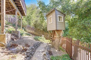 Property grounds - Mtn Views & Hot Tub: 4,300-Sq-Ft Oakland Retreat (Oakland)