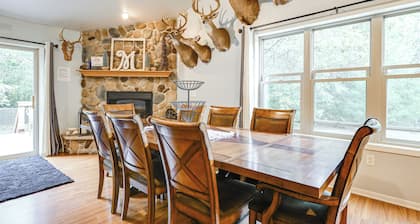 Pet Friendly Cabin w/ Hot Tub: 5 mi to River