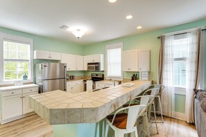 Fridge, microwave, stovetop, dishwasher