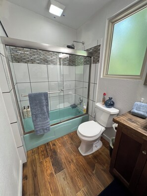 Séchoir à cheveux, serviettes fournies, savon, shampooing