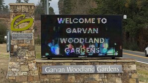 A digital welcome sign for Garvan Woodland Gardens, featuring a stone base and a large LED display. - Quiet retreat near Anthony’s chapel & Garvan Gardens (Hot Springs)