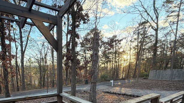 A wooden deck with railings, surrounded by trees and a clear sky. - Quiet retreat near Anthony’s chapel & Garvan Gardens (Hot Springs)