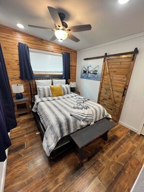 2 slaapkamers, een strijkplank/strijkijzer, gratis wifi, beddengoed