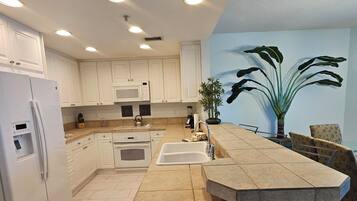 Mikrowelle, Ofen, Herdplatte, Geschirrspüler