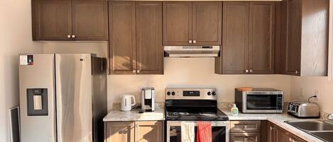 冷蔵庫、電子レンジ、オーブン、コンロ