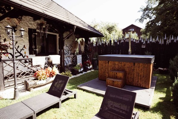 Outdoor spa tub