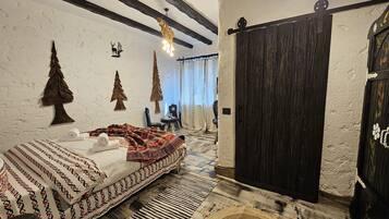 Rom – premium, fjellutsikt | Memory foam-senger, safe på rommet og individuelt dekorert