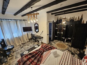 Kahden hengen huone, vuoristonäköala | Memory foam -patjalliset sängyt, tallelokero huoneessa, työpöytä