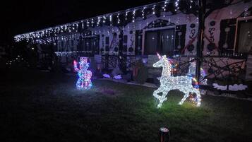 Un edificio decorado con luces de cuerda y un adorno de ciervo.