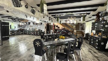 Habitación doble Deluxe, vista a la montaña | Cocina privada | Refrigerador con congelador, microondas, horno y parrilla de estufa
