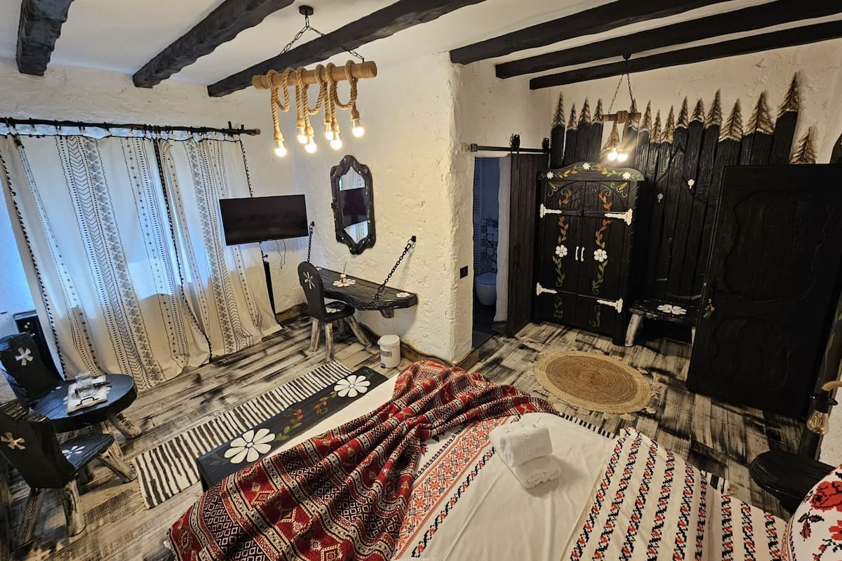 Senge med madrasser af memory foam, pengeskab på værelset