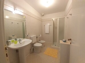 Standard Double Room | Bathroom | Hair dryer, towels, toilet paper - Borgo Floreani (Treppo Grande)