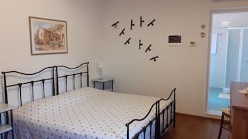 Standard-Doppel- oder -Zweibettzimmer, Blick auf den Innenhof | Verdunkelungsvorhänge, kostenloses WLAN, Bettwäsche