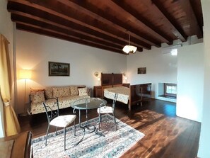 Deluxe Suite, Courtyard View | Blackout drapes, free WiFi, bed sheets - Borgo Floreani (Treppo Grande)