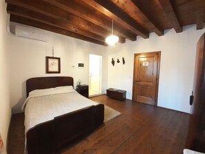 Standard Double Room | Blackout drapes, free WiFi, bed sheets - Borgo Floreani (Vendoglio-Carvacco)
