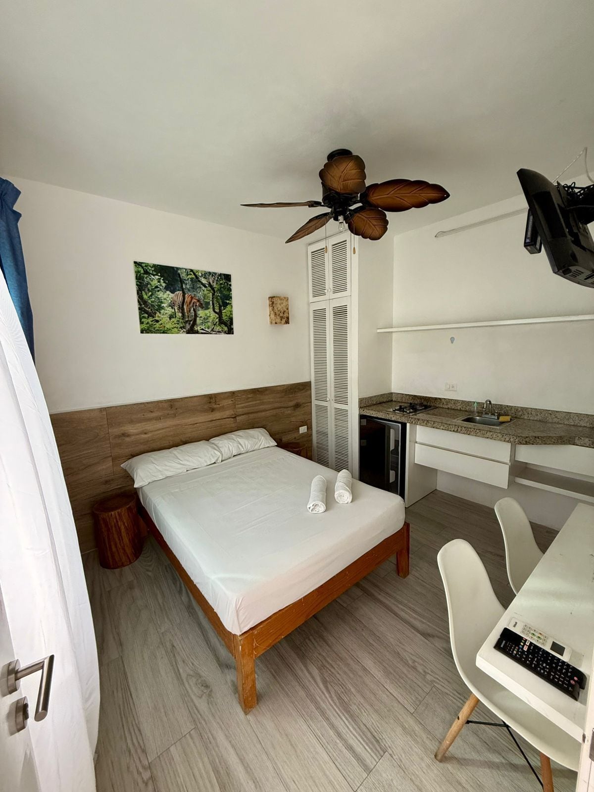 Skrivebord, skrivebord for bærbar PC og wi-fi (inkludert)