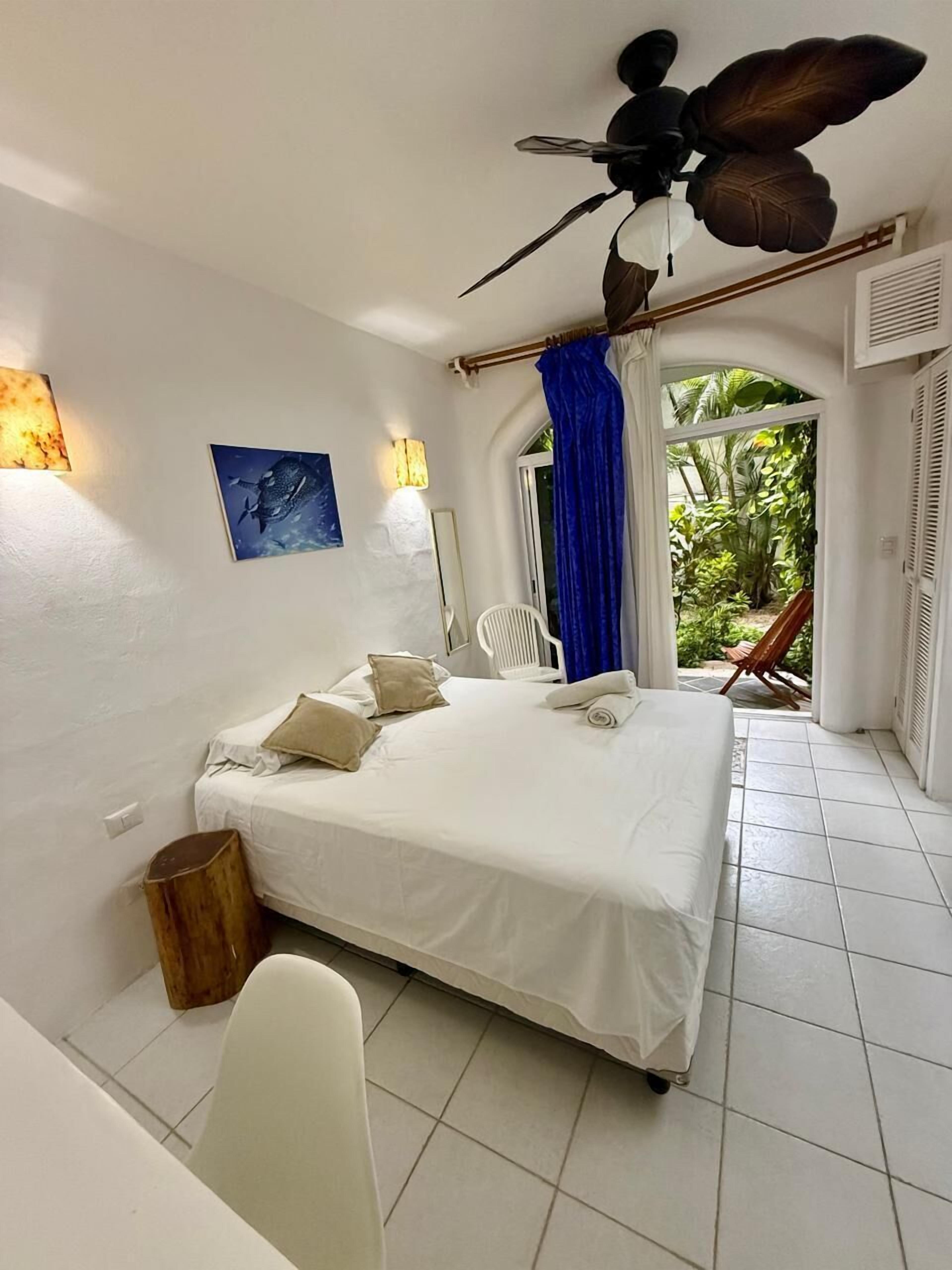 Desk, laptop workspace, free WiFi