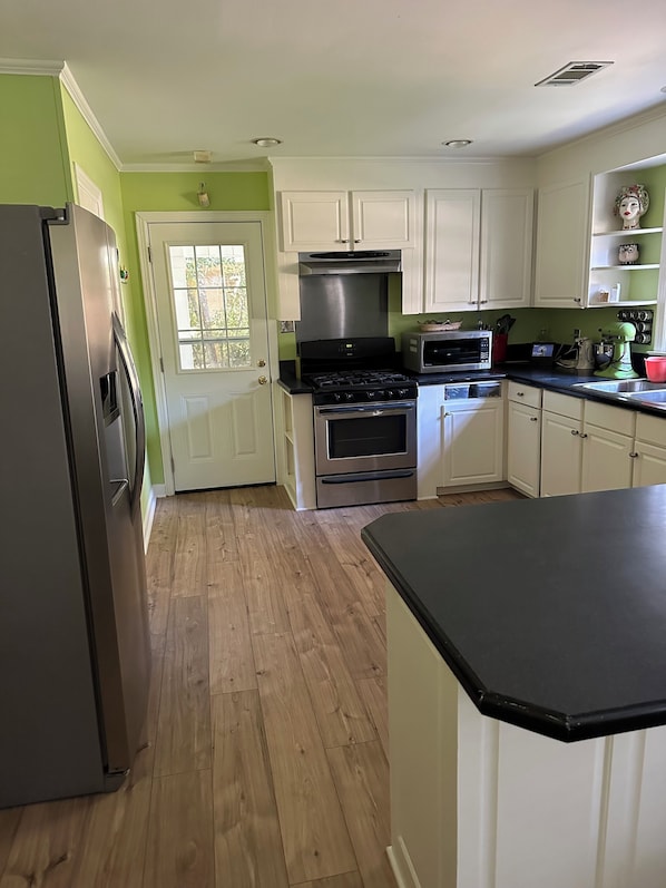 Mikrobølgeovn, ovn, kokeplater og oppvaskmaskin