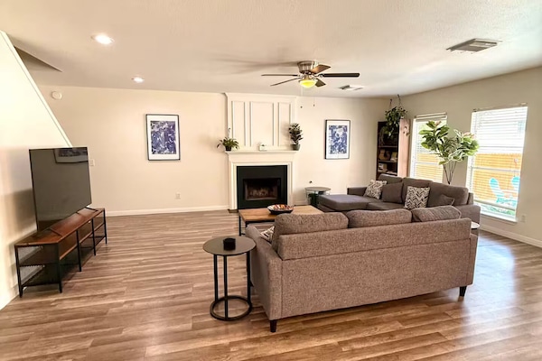 Smart-tv, een open haard, videospelletjes en boeken