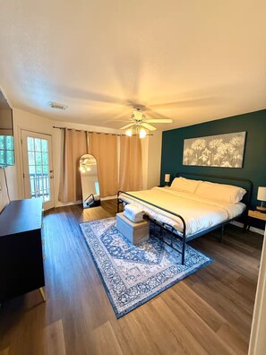 4 makuuhuonetta, silitysrauta/-lauta, ilmainen Wi-Fi, vuodevaatteet