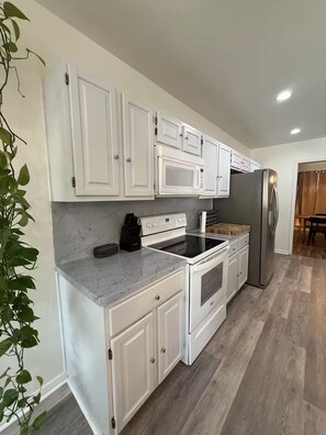 Jääkaappi, mikroaaltouuni, uuni, liesi