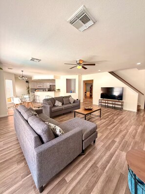 Älytelevisio, takka, videopelejä, kirjoja