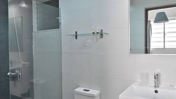 基础公寓, 阳台 | 浴室 | 淋浴设施、毛巾