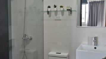 Junior Apartment, Balcony | Bathroom | Shower, towels
