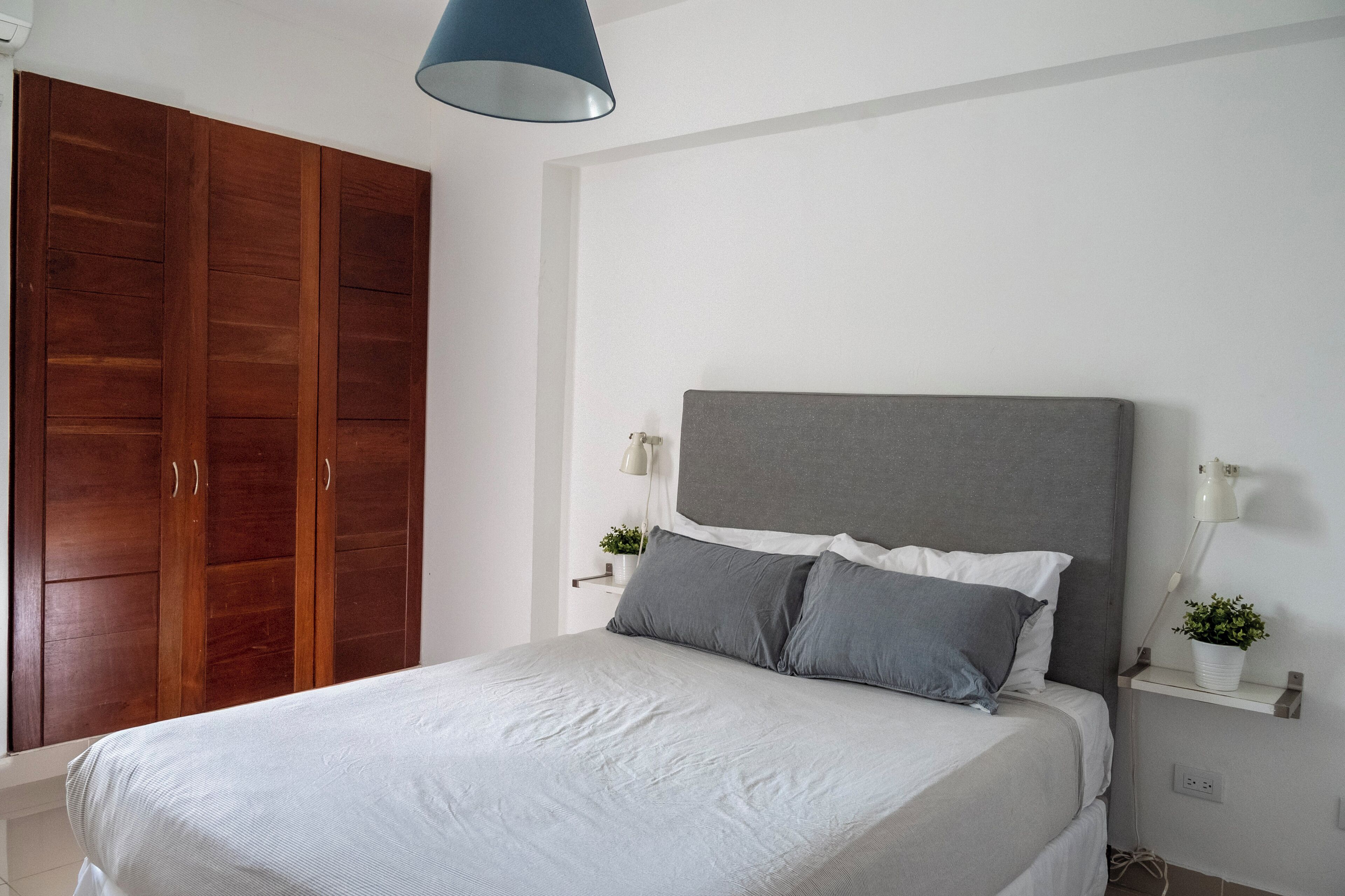 Apartamento básico, sacada | Cofres nos quartos, espaço de trabalho para notebook, cortinas blackout