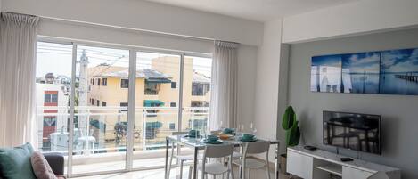 Apartamento júnior, sacada | Cofres nos quartos, espaço de trabalho para notebook, cortinas blackout