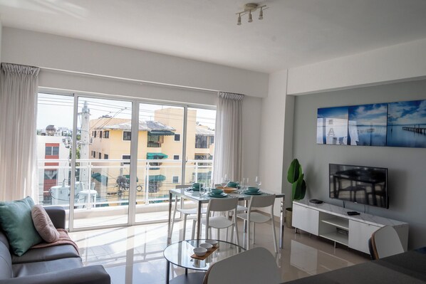 Departamento junior, balcón | Caja de seguridad en la habitación y espacio para trabajar con laptop 