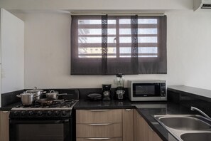 Junior-lejlighed - balkon | Privat køkken | Mikrobølgeovn, ovn, køkkentøj/tallerkener/redskaber